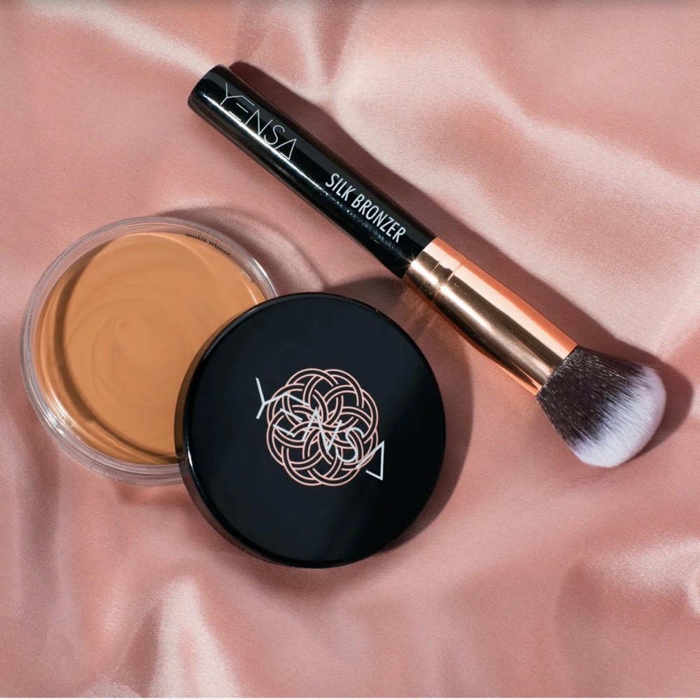 YENSA 
SKIN ON SKIN BLUSH + BRONZER
BLENDING BRUSH, NEW IN BOX